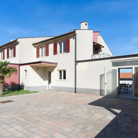 Leo Villa Koper