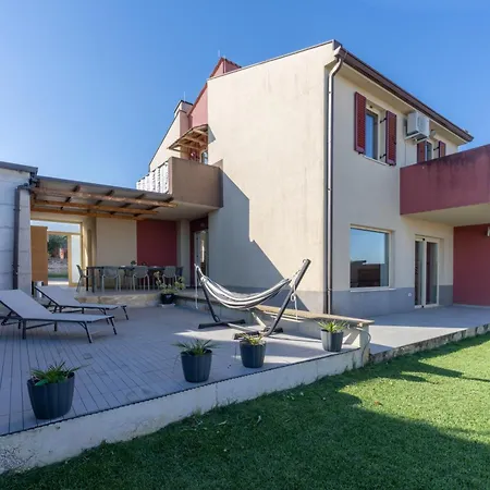Leo Villa Koper